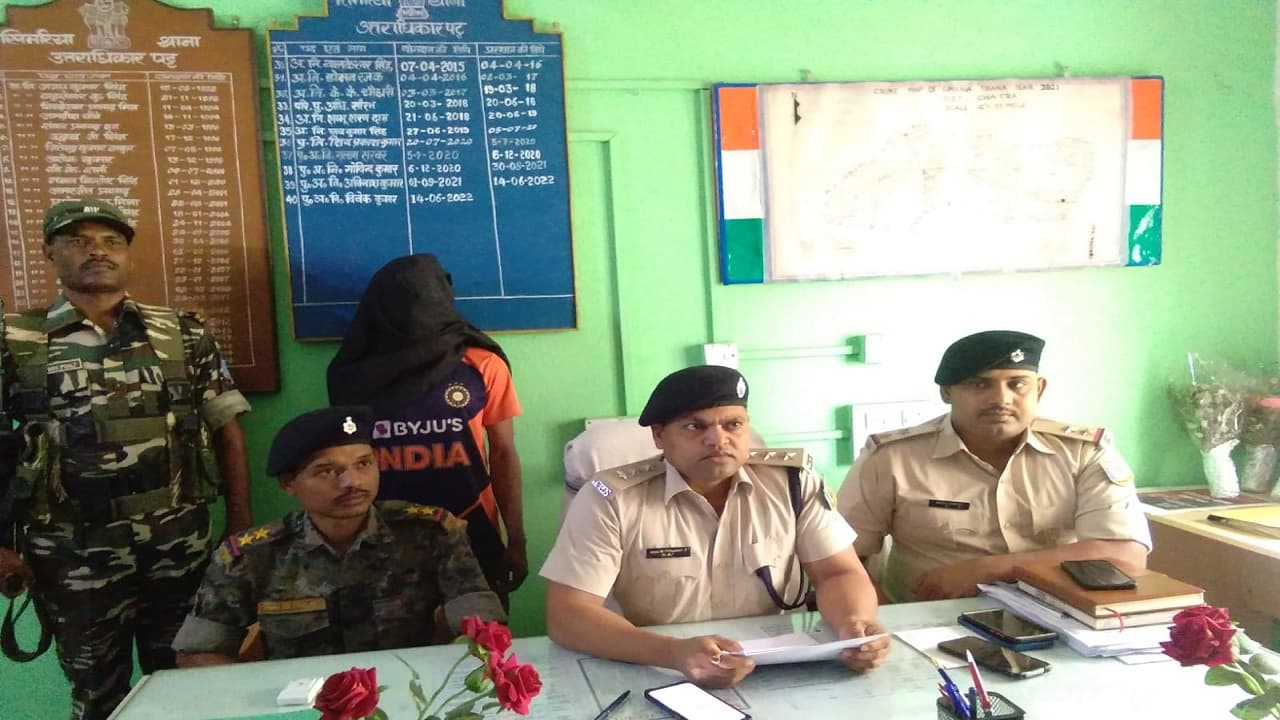 Jharkhand Crime News : मर्डर केस का 24 घंटे में खुलासा, पति ही निकला कातिल, चतरा पुलिस ने भेजा जेल Jharkhand Crime News : मर्डर केस का 24 घंटे में खुलासा, पति ही निकला कातिल, चतरा पुलिस ने भेजा जेल