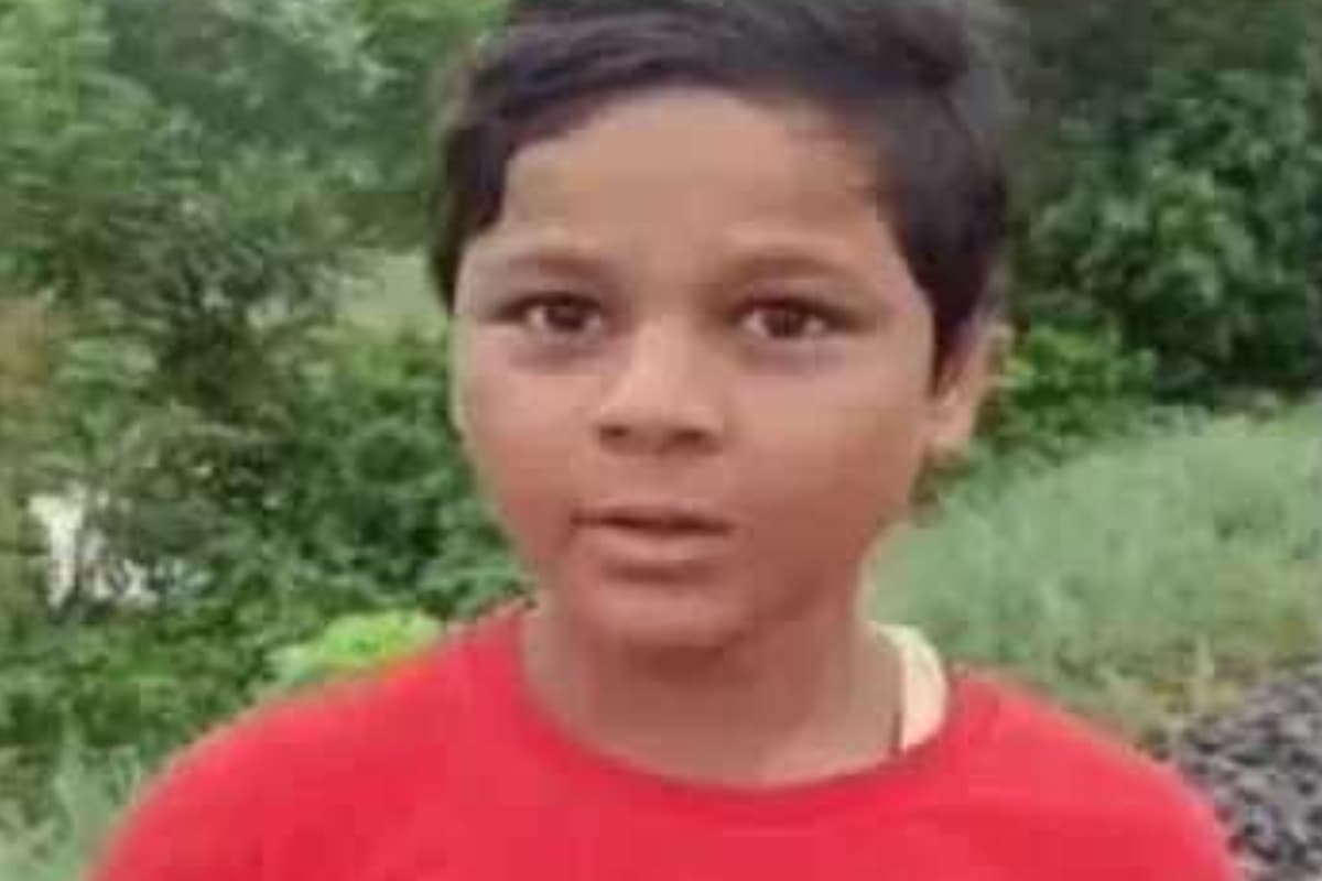 पश्चिम बंगाल: 12 साल के बच्चे की सूझबूझ से टला बड़ा ट्रेन हादसा, लाल टी-शर्ट लहराकर बचायी यात्रियों की जान