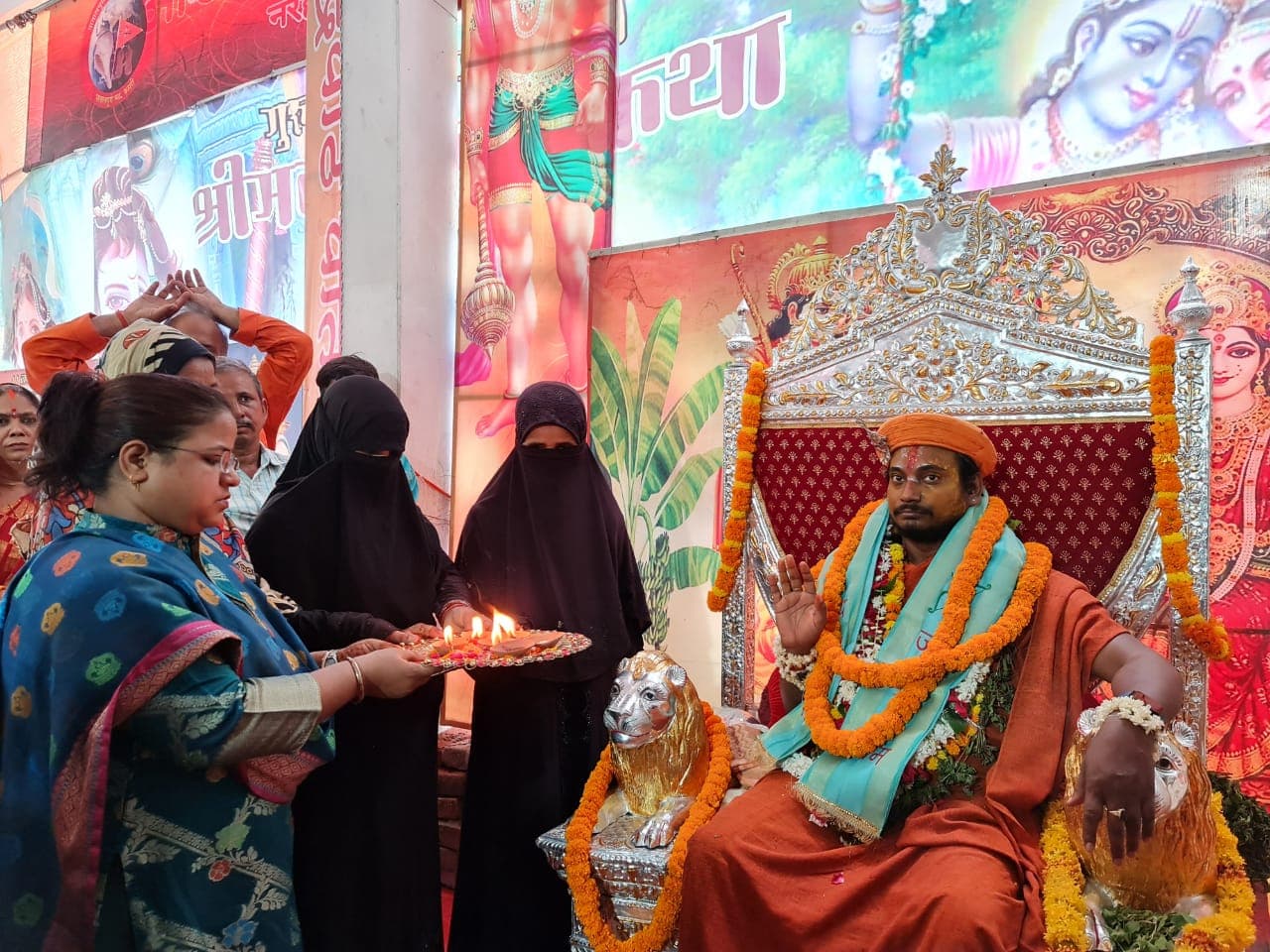गुरु पूर्णिमा पर काशी की मुस्लिम महिलाओं ने दिया अनोखा संदेश, अपने गुरू का सम्मान कर लिया आशीर्वाद