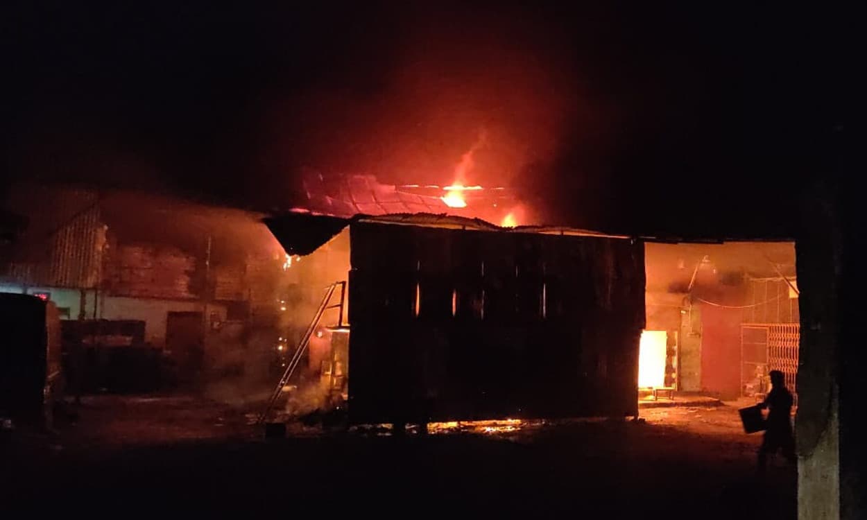 फुलबाड़ी इलाके के सरसों तेल फैक्ट्री में लगी आग, लाखों का नुकसान