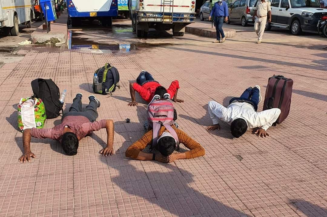 बिहार : जमीन को चूमते नजर आये लॉकडाउन में घर पहुंचे प्रवासी, तस्वीर हुई वायरल