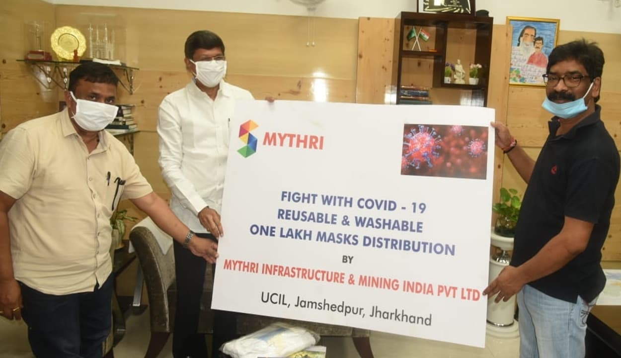 Covid-19 : CM हेमंत से मिले मैत्री के चेयरमैन टी श्रीनिवास राव, दिये एक लाख मास्क