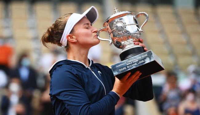 चेक गणराज्य की गैर वरीयता प्राप्त 25 वर्षीया बारबोरा क्रेजसिकोवा ने पहली बार जीता महिला एकल फ्रेंच ओपन का खिताब