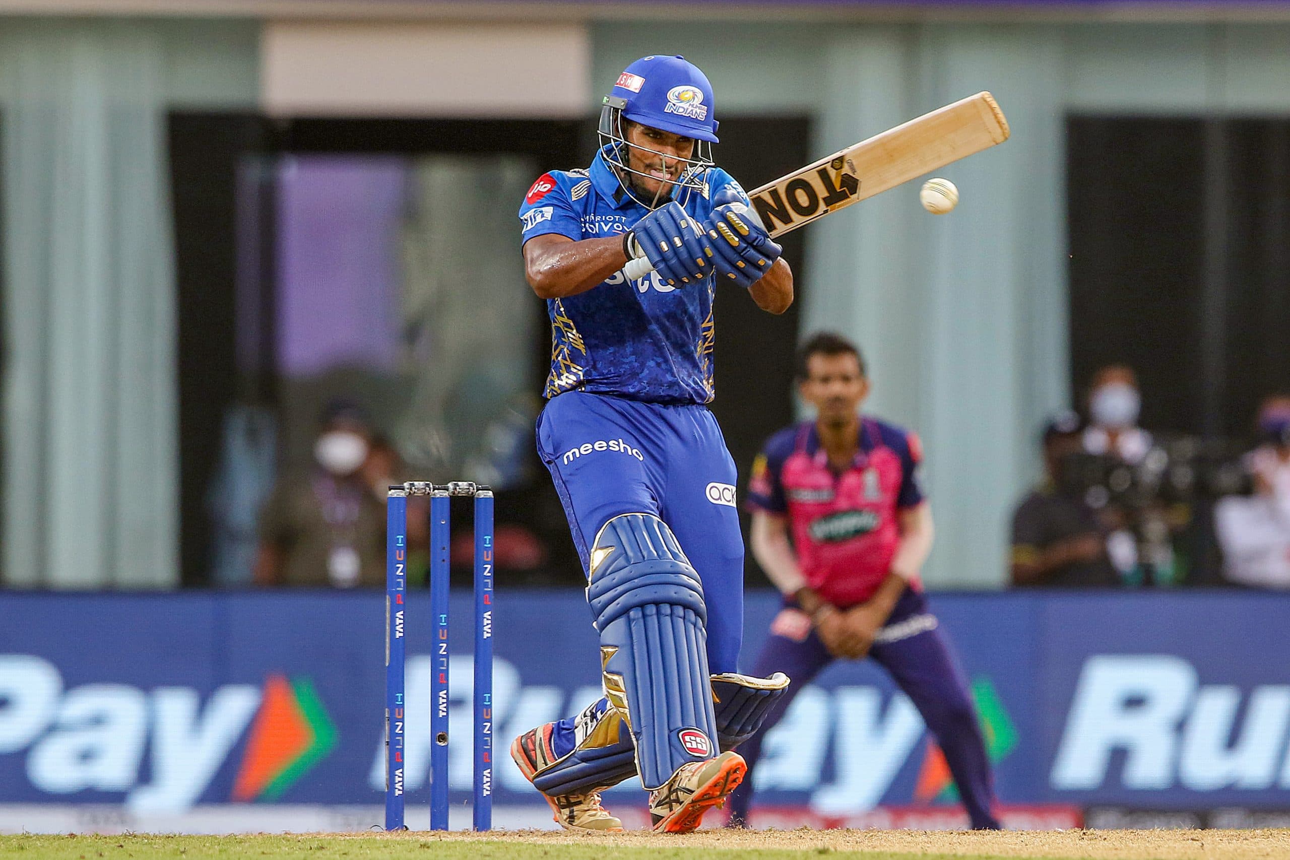 MI VS RR, IPL 2022: तिलक वर्मा ने मारा ऐसा छक्का, बाउंड्री के बाहर कैमरामैन के सिर पर गिरी गेंद, VIDEO