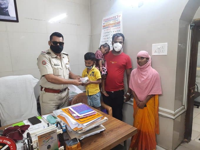 Traffic Rules Break: बेटे के गुल्लक से सिक्के लेकर जब ऑटो चालक पहुंचा जुर्माना भरने,जानें उसके बाद हुआ क्या...