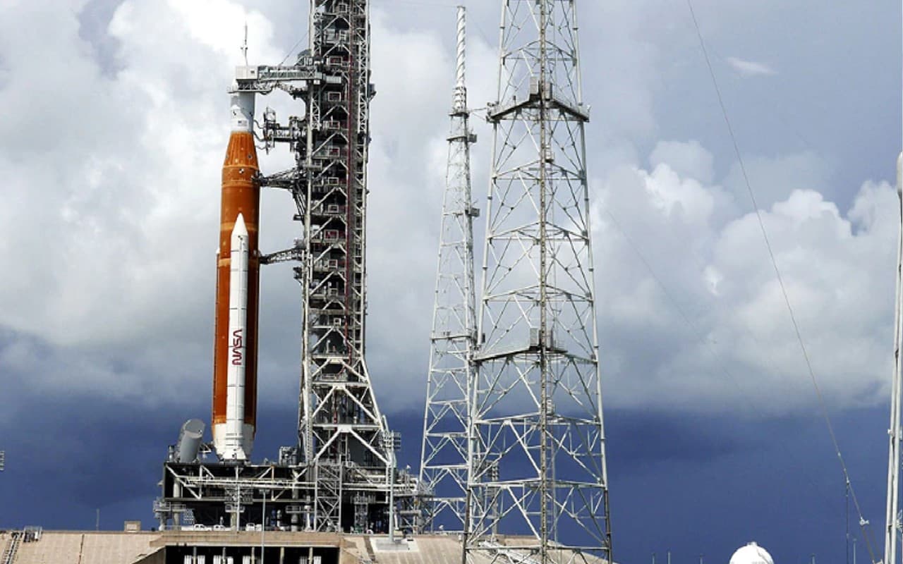 NASA Moon Mission: अमेरिका के मून मिशन को बड़ा झटका, नासा के आर्टेमिस-1 की लॉन्चिंग तीसरी बार टली