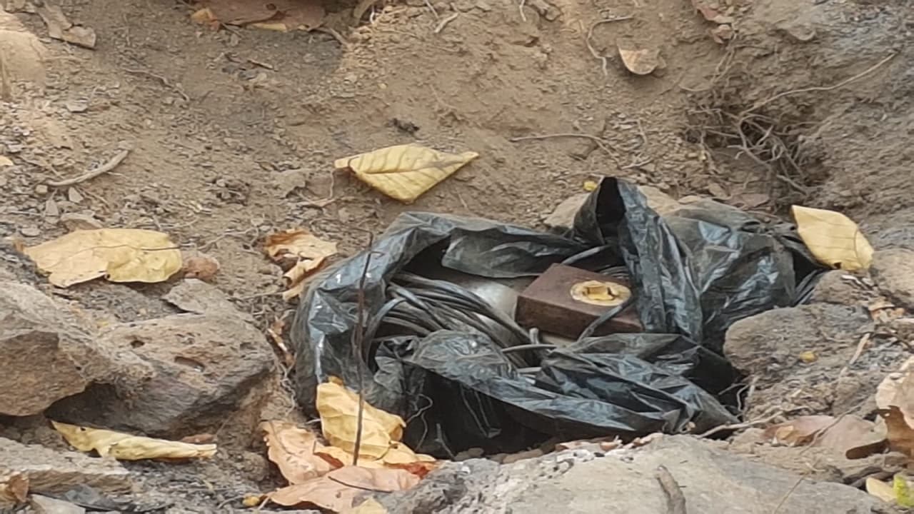 Jharkhand News: झारखंड में नक्सलियों की बड़ी साजिश नाकाम, चाईबासा के जंगल से 3 IED बम बरामद