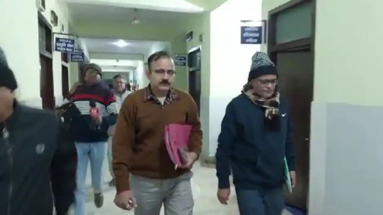 छपरा शराबकांडः NHRC की टीम ने सदर अस्पताल का किया निरीक्षण, डॉक्टरों से की घंटों बातचीत, किया बड़ा इशारा