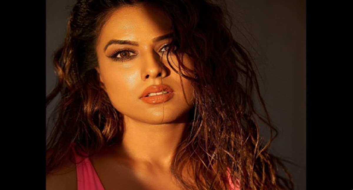 Nia Sharma ने शेयर की अपनी बेहद बोल्ड फोटो, डीप नेक आउटफिट में दिखी बेहद ग्लैमरस, PHOTO