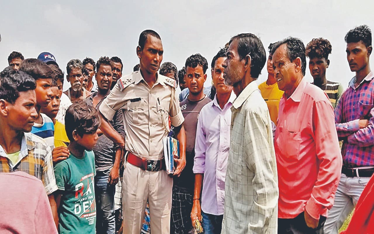 धनबाद के निरसा में पेड़ पर फंदे से लटका मिला विवाहिता का शव