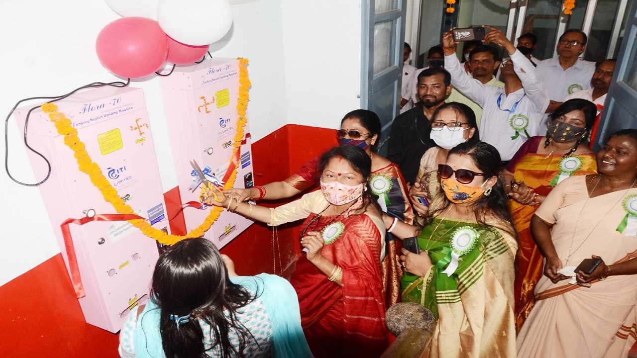 NTPC ने बाढ़ के सेंट जोसेफ कान्वेंट गर्ल्स हाईस्कूल में छात्राओं के लिए लगाए सेनेटरी नैप्किन वेंडिंग मशीन