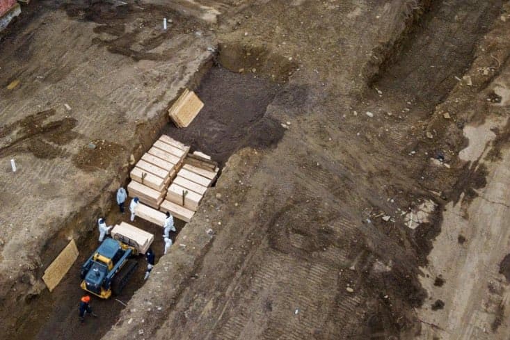 कोरोना : न्यूयॉर्क में इतनी मौतें कि कब्र खोदने के लिए लगायी गयीं मशीनें