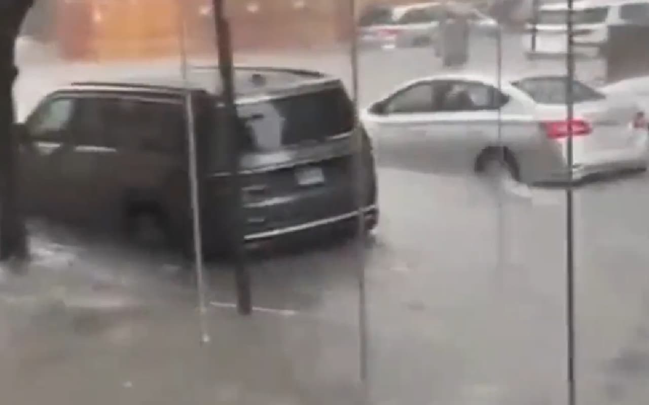 न्यूयार्क में बाढ़ के कारण आपातकाल की चेतावनी जारी, एयरपोर्ट और सड़कों पर भरा पानी