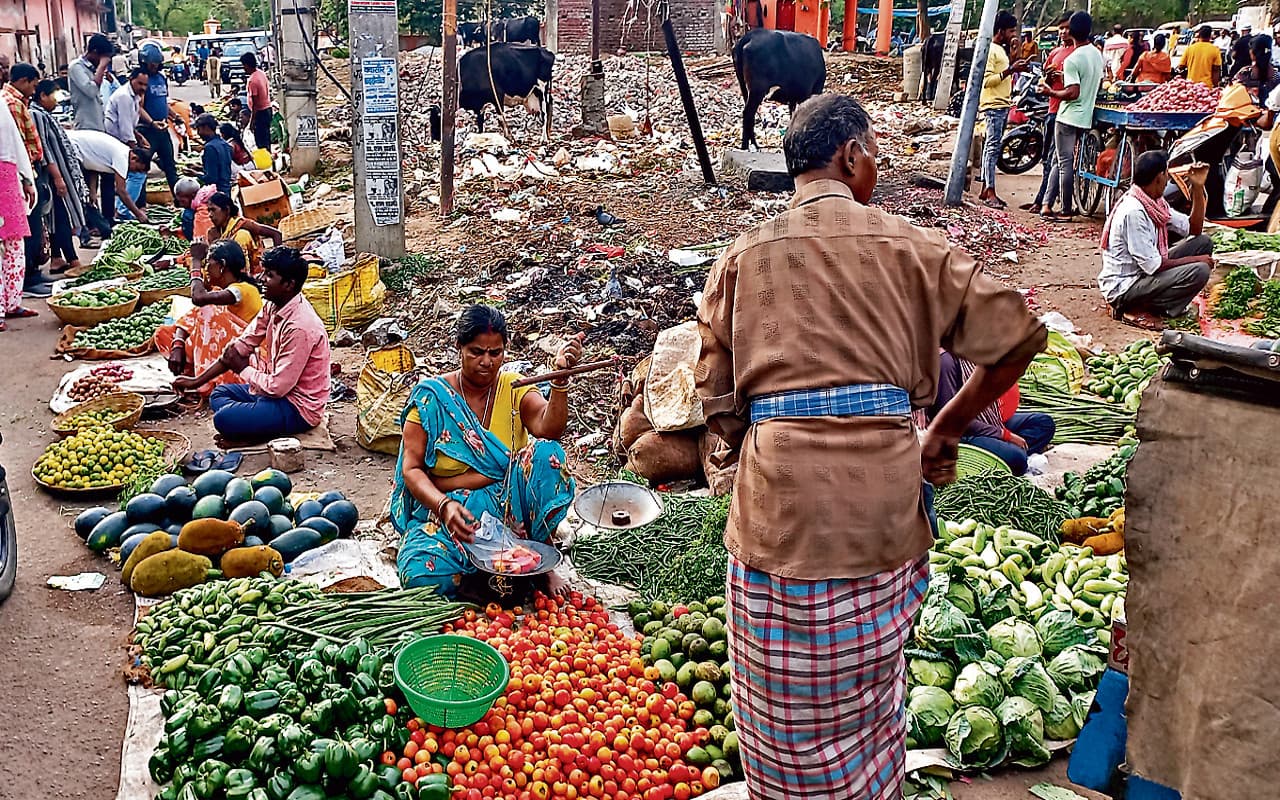 झारखंड : रांची के 2 सब्जी मार्केट में जगह मिलने पर भी दुकानदार नहीं छोड़ रहे सड़क, फुटपाथ पर लग रही दुकानें