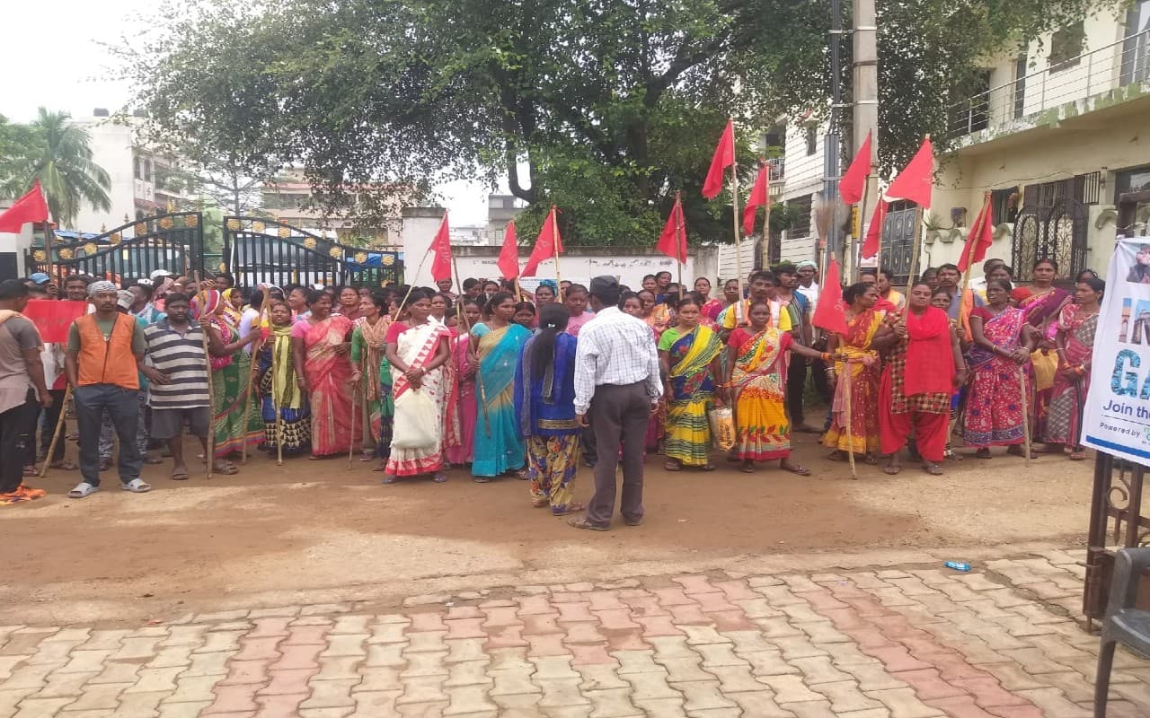 जमशेदपुर, आदित्यपुर, मानगो, जुगसलाई के सफाई कर्मचारी अनिश्चितकालीन हड़ताल पर गये, सफाई व्यवस्था ठप