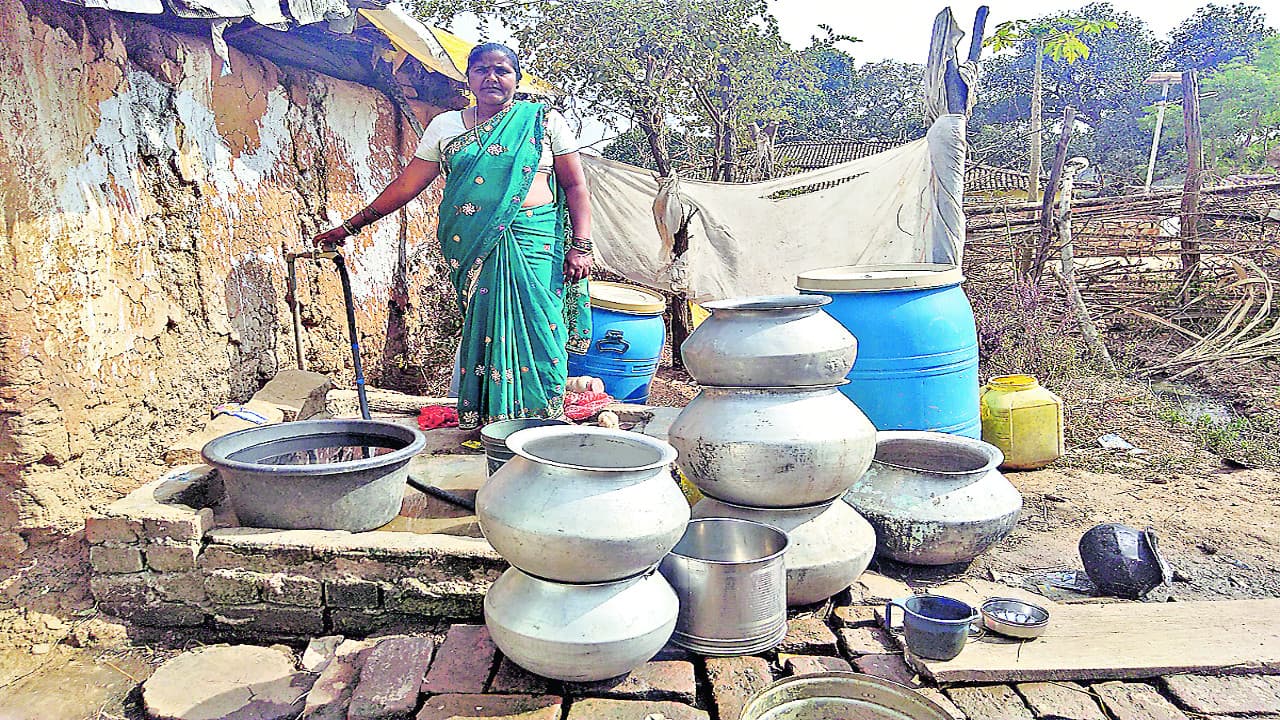 जिस गांव में पानी पहुंचाने का दावा, वहां पाइपलाइन भी नहीं, 3331 घरों में सिर्फ कागज पर पहुंचा नल से जल