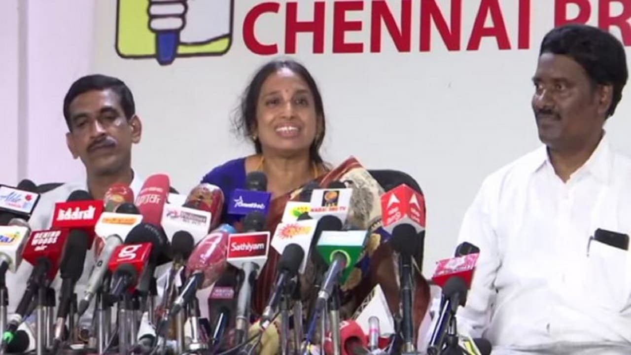 राजीव गांधी हत्याकांड में दोषी नलिनी से जेल में मिली थीं प्रियंका, पिता को लेकर पूछे सवाल और रो पड़ीं