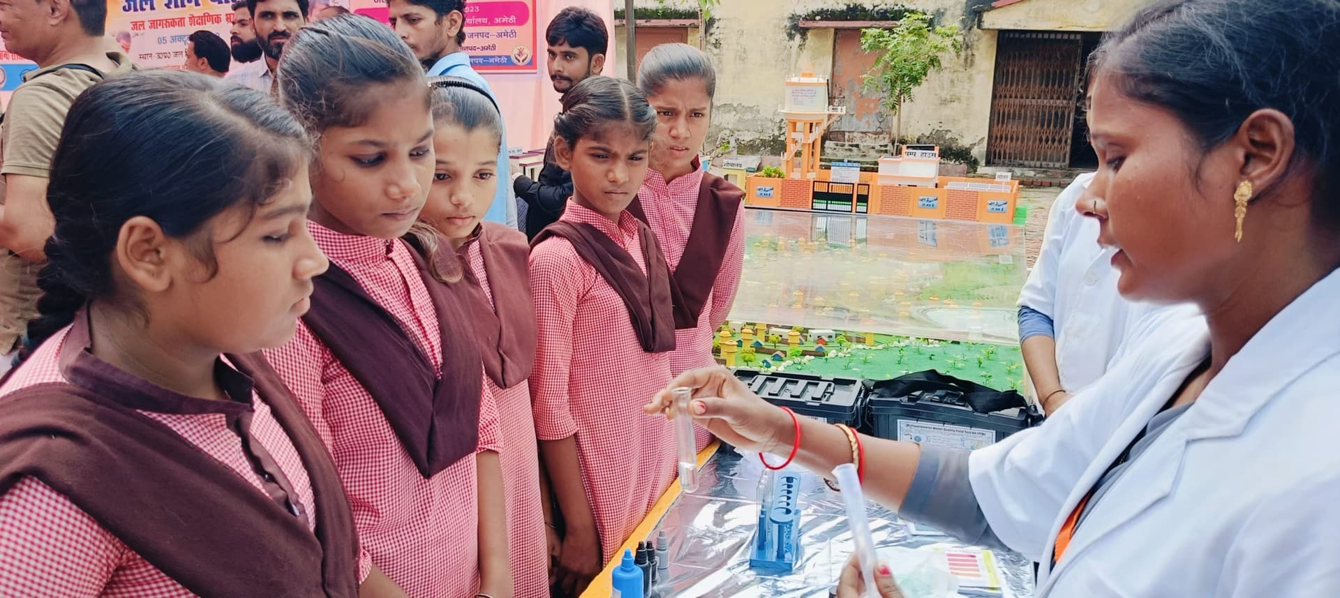 UP News: नमामि गंगे एवं ग्रामीण जलापूर्ति विभाग की 'जल ज्ञान यात्रा' बच्चों ने जानी पानी की महत्ता