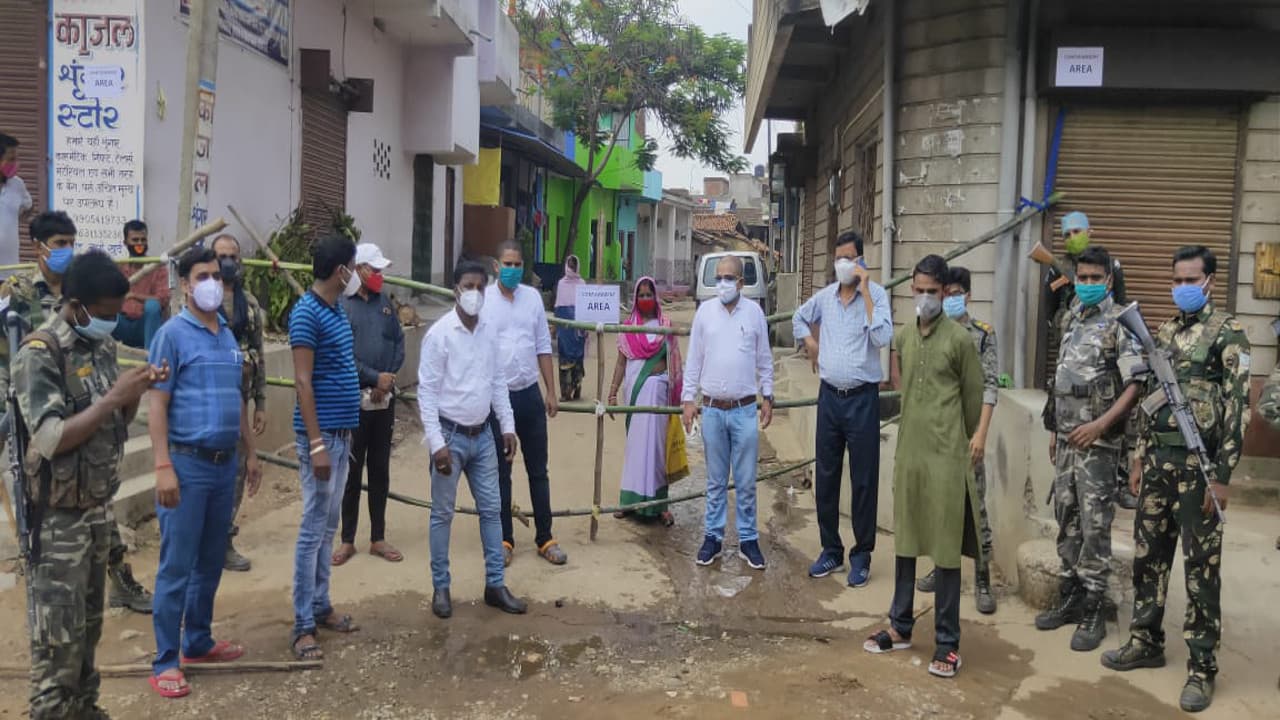 हजारीबाग के बड़कागांव में देखिए 2 तस्वीर, प्रखंड प्रशासन ने नापोकला को किया सील, तो दूसरी ओर बाजारों में लोगों की उमड़ती भीड़