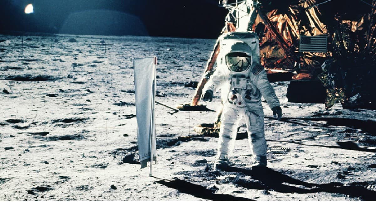 NASA का दावा चंद्रमा से लाई गई धूल और तिलचट्टे हमारे, किसी अन्य को नीलामी का अधिकार नहीं