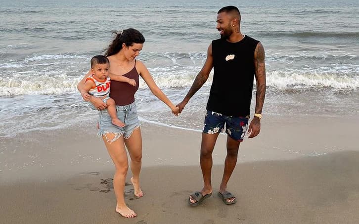 समंदर किनारे वाइफ नताशा का हाथ थाम मस्ती करते नजर आए हार्दिक, फोटो देख फैंस बोले- एक बार नहीं, हजार बार देखो