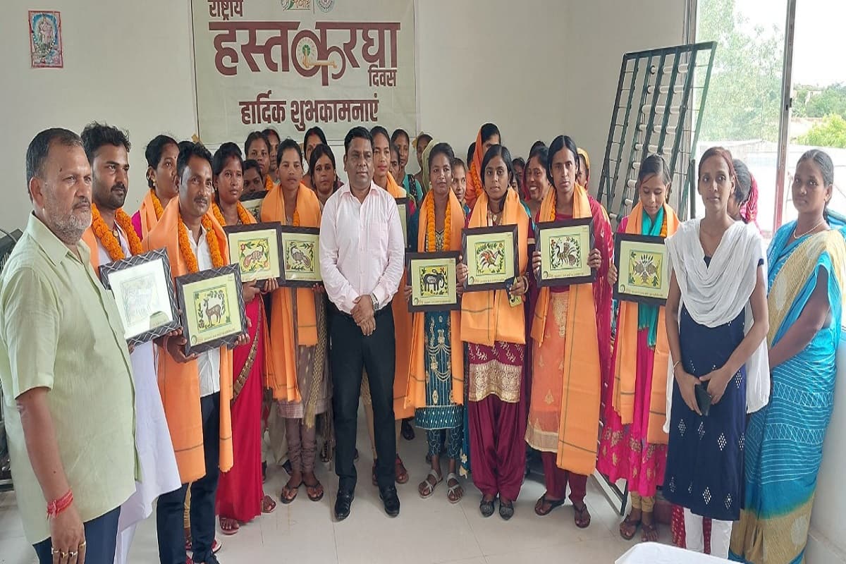 National Handloom Day 2022 : झारखंड के बुनकर सम्मानित, राजनगर में भी होगा तसर कपड़ों का उत्पादन