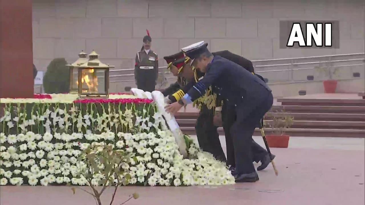 तीनों सेना प्रमुखों के साथ राष्ट्रीय युद्ध स्मारक पहुंचे CDS जनरल अनिल चौहान ने पूर्व सैनिकों को किया याद