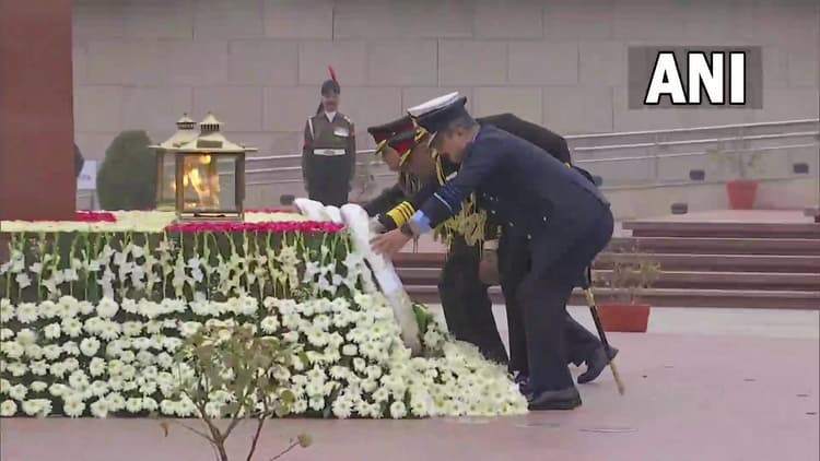तीनों सेना प्रमुखों के साथ राष्ट्रीय युद्ध स्मारक पहुंचे CDS जनरल अनिल चौहान ने पूर्व सैनिकों को किया याद