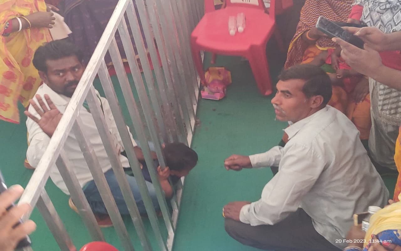 झारखंड: राष्ट्रीय जूट महोत्सव में लोहे की ग्रिल में फंसा बच्चे का सिर, ऐसे निकला सुरक्षित