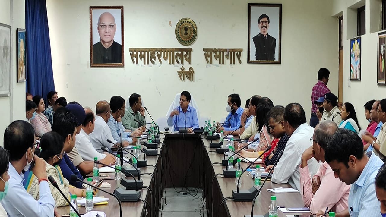 Naukri 2022 : झारखंड के CM हेमंत सोरेन 10 हजार युवाओं को देंगे नियुक्ति पत्र, DC ने की तैयारी की समीक्षा Naukri 2022 : झारखंड के CM हेमंत सोरेन 10 हजार युवाओं को देंगे नियुक्ति पत्र, DC ने की तैयारी की समीक्षा