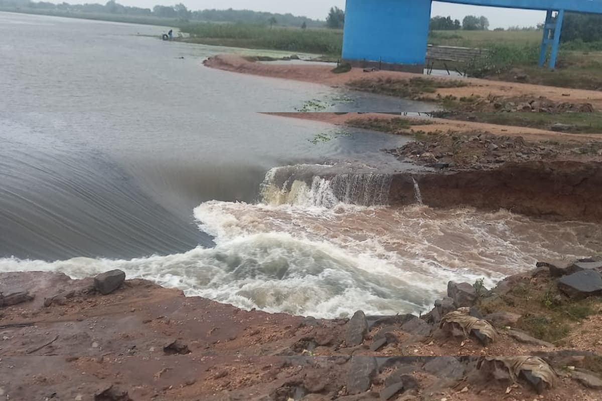 PHOTOS: गिरिडीह में लगातार बारिश के कारण नौलखा डैम का कलवर्ट बहा, खेतों में लगी फसलें हुईं बर्बाद