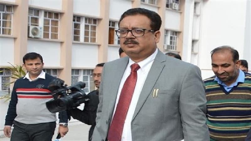 कश्मीर में जमीन खरीदनेवाले पहले आइएएस नवीन चौधरी के दरभंगा समेत 14 ठिकानों पर सीबीआई का छापा