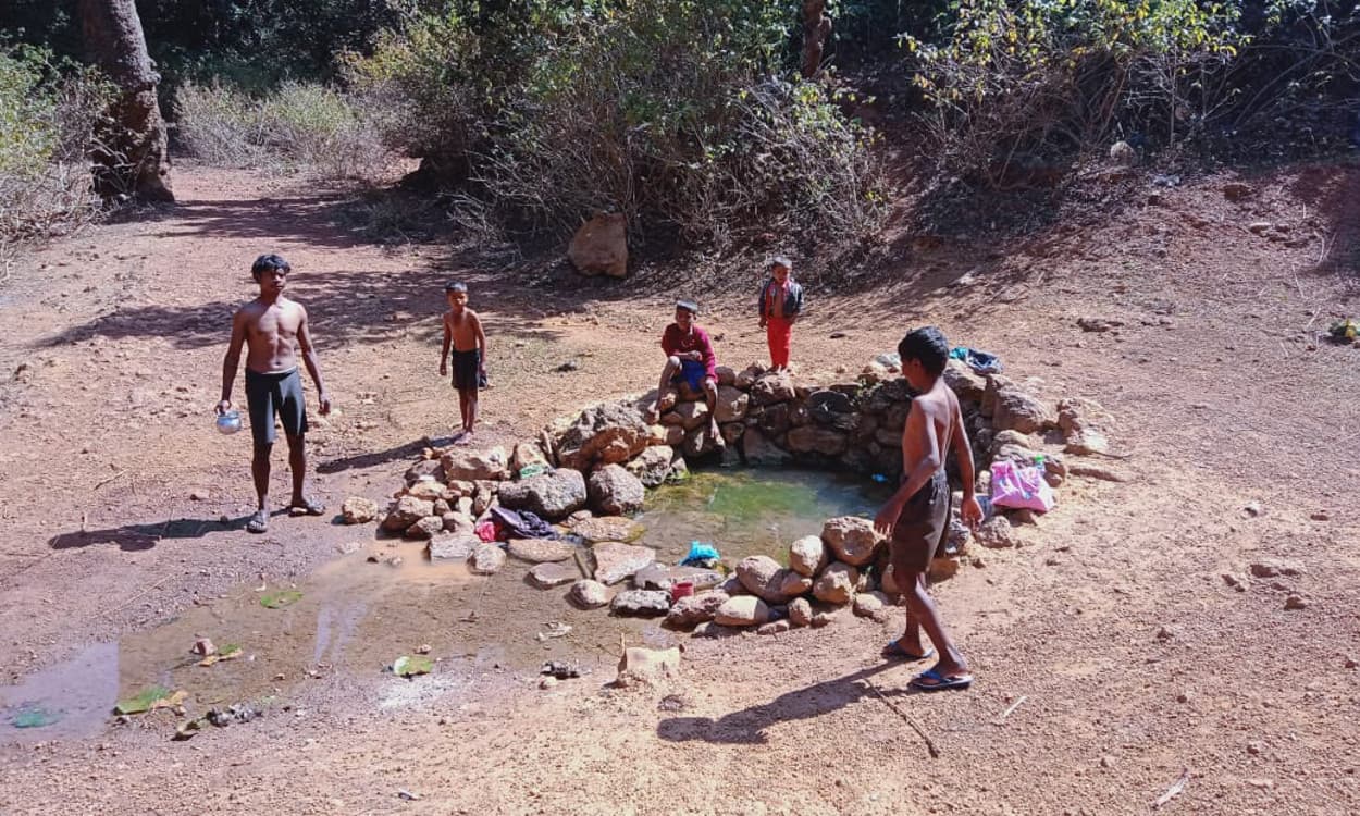 Jharkhand News : लातेहार का नवाटोली गांव जहां एक ही जगह इंसान और जानवर दोनों बुझाते हैं अपनी प्यास