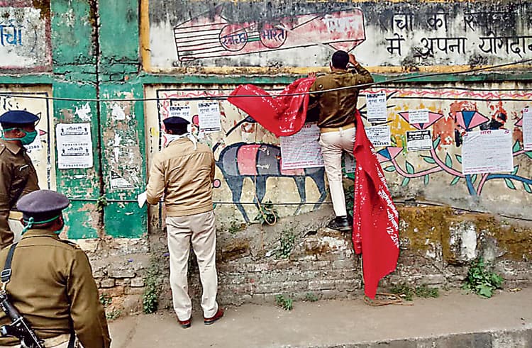 नक्सलियों का दुस्साहस, रांची में राजभवन के पीछे बैनर-पोस्टर टांगकर झारखंड पुलिस को दी खुली चुनौती