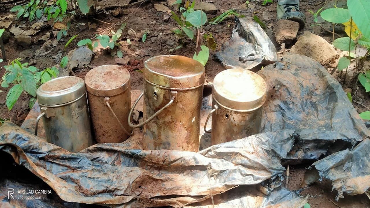 Jharkhand Naxal News : झारखंड में नक्सलियों की साजिश नाकाम, सर्च ऑपरेशन में जंगल से चार केन बम बरामद
