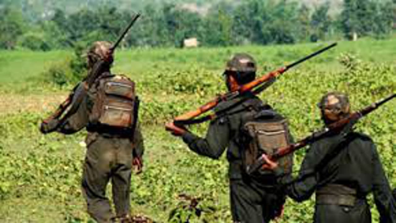 नक्सलियों ने चाईबासा में एक बार फिर बनाया सुरक्षा बलों को निशाना, IED ब्लास्ट में 3 जवान घायल