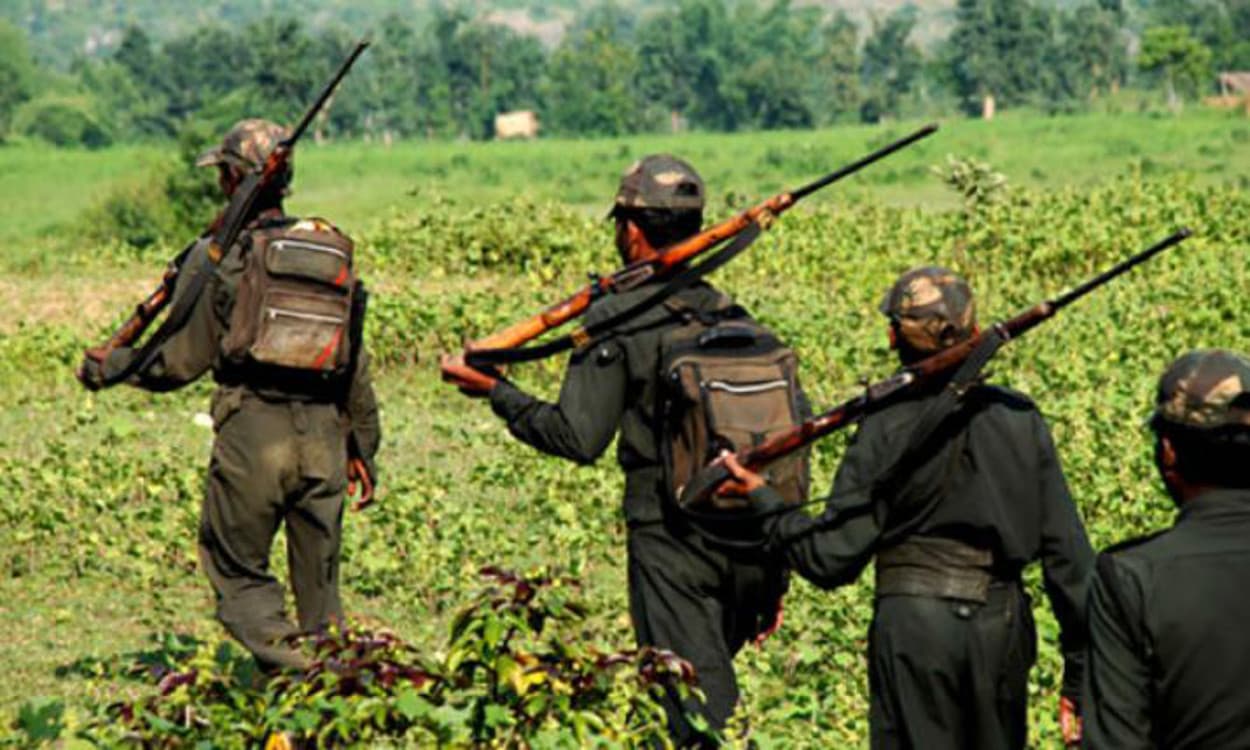 Jharkhand News: झारखंड में नक्सली संगठन PLFI ने मचाया उत्पात, सड़क बना रही कंपनी के कर्मियों को पीटा