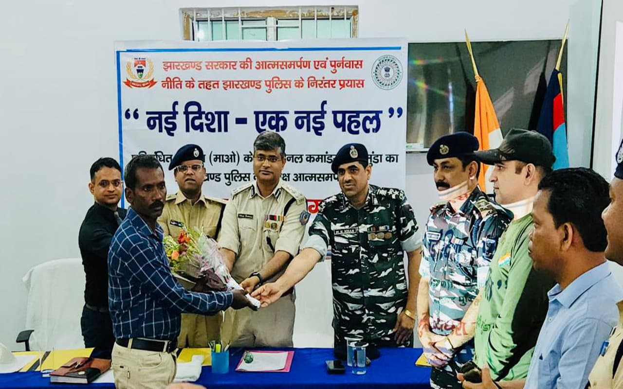 झारखंड : 6 लाख के इनामी नक्सली के सरेंडर करने पर डीआईजी अनूप बिरथरे की अपील, कहा- मुख्यधारा से जुड़ें