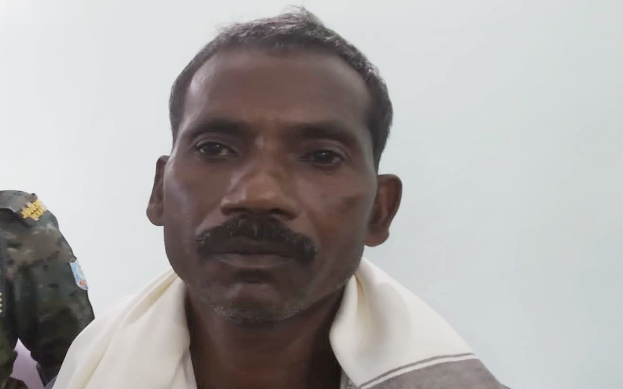 गुमला : छह लाख के इनामी सबजोनल कमांडर खुदी मुंडा ने किया सरेंडर, कहा- मारे जाने के डर किया आत्मसमर्पण