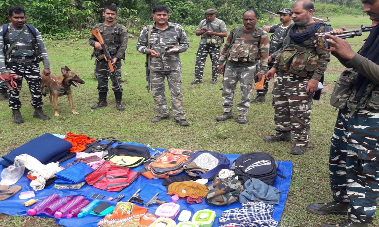 परसापानी के जंगल में पुलिस और नक्सलियों के बीच मुठभेड़, 2 समर्थक गिरफ्तार, 100 राउंड चलीं गोलियां