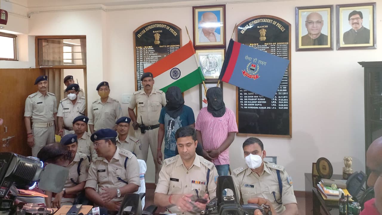 गिरफ्तार इनामी नक्सली भीखन गंझू पर विभिन्न थानों में 26 मामले दर्ज, लेवी के 12 लाख से अधिक की राशि बरामद