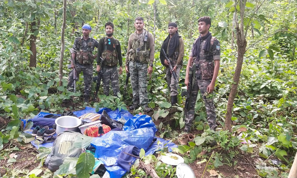 पुलिस मुठभेड़ में बच निकला लाखों का इनामी नक्सली कमांडर बुद्धेश्वर, रंथु और लजीम, कई सामान बरामद