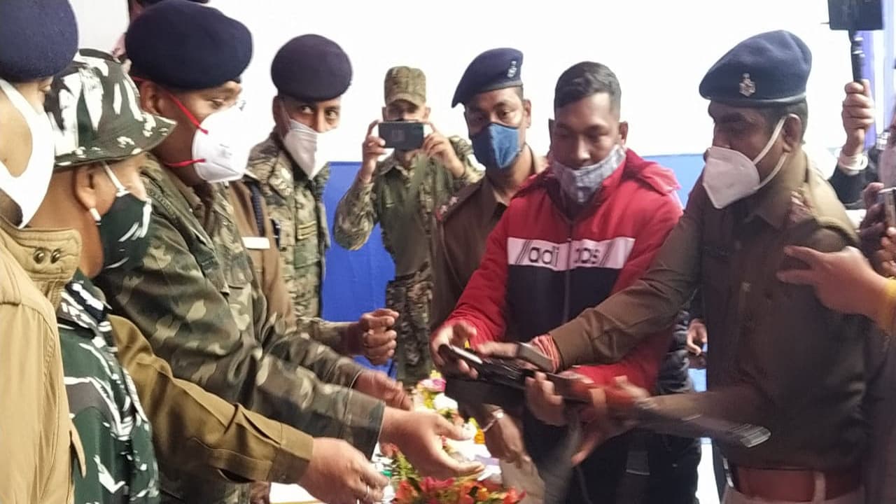 10 लाख का इनामी नक्सली महाराज प्रमाणिक AK-47 के साथ किया सरेंडर, झारखंड पुलिस समेत NIA को थी तलाश