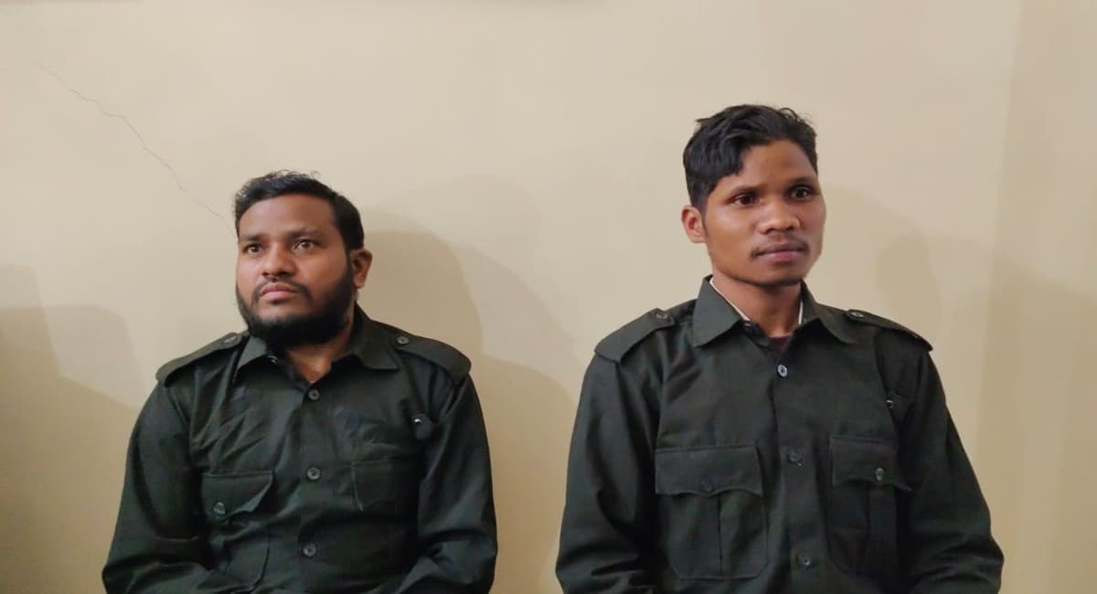 Jharkhand News: लोहरदगा में दो नक्सलियों ने किया सरेंडर, मुख्यधारा में लौटने की जतायी इच्छा
