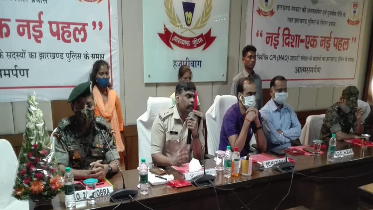 झारखंड पुलिस की 'नई दिशा एक पहल' का दिखा असर, इनामी महिला नक्सली समेत नागेश्वर गंझू ने किया सरेंडर