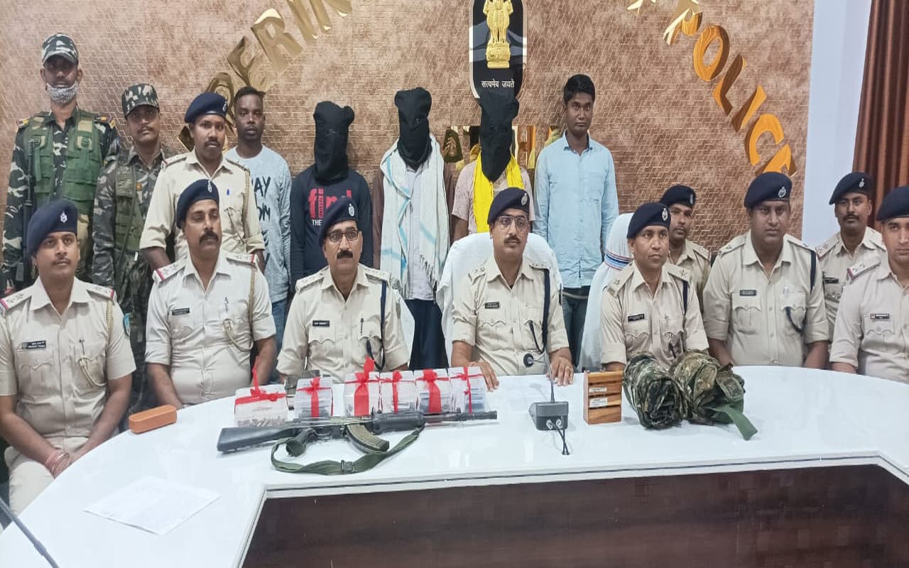 लातेहार में 5 लाख का इनामी सब जोनल कमांडर विराज गिरफ्तार, अमन साव के साथ नेपाल में ली थी ट्रेनिंग लातेहार में 5 लाख का इनामी सब जोनल कमांडर विराज गिरफ्तार, अमन साव के साथ नेपाल में ली थी ट्रेनिंग