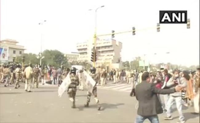 Tractor Parade : प्रदर्शनकारी किसानों ने दिल्ली पुलिस के जवानों पर ट्रैक्टर चढ़ाने की कोशिश की, VIDEO हो रहा वायरल