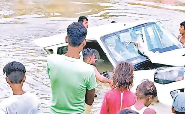 बिहार: अनियंत्रित होकर नदी में जा गिरी स्कॉर्पियो, सड़क निर्माण में लापरवाही बरतने का लगा आरोप