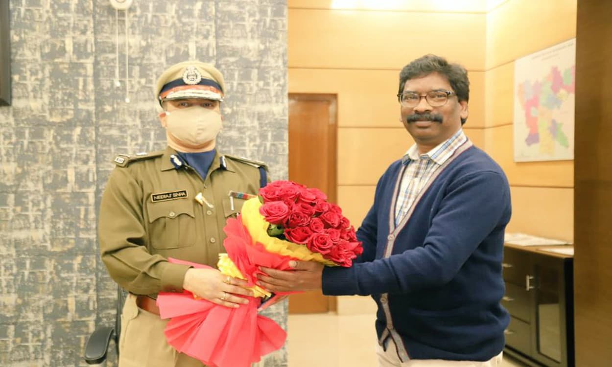 झारखंड के पूर्व प्रभारी DGP तबादले के बाद ट्वीट कर किनके प्रति जताया आभार, नये DGP नीरज सिन्हा ने CM हेमंत से की मुलाकात