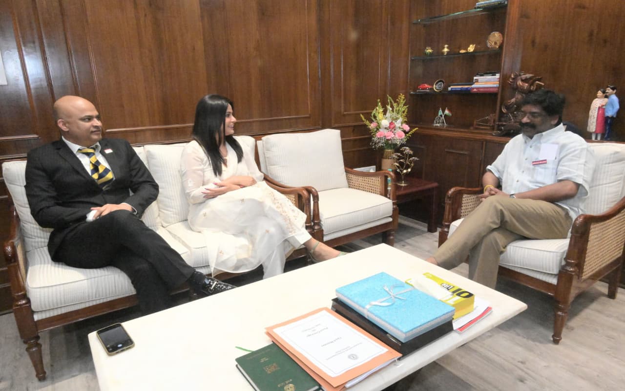 CM हेमंत सोरेन से मिलकर बोलीं एक्ट्रेस नीतू चंद्रा- झारखंड में फिल्मों की शूटिंग के लिए कई खूबसूरत लोकेशंस
